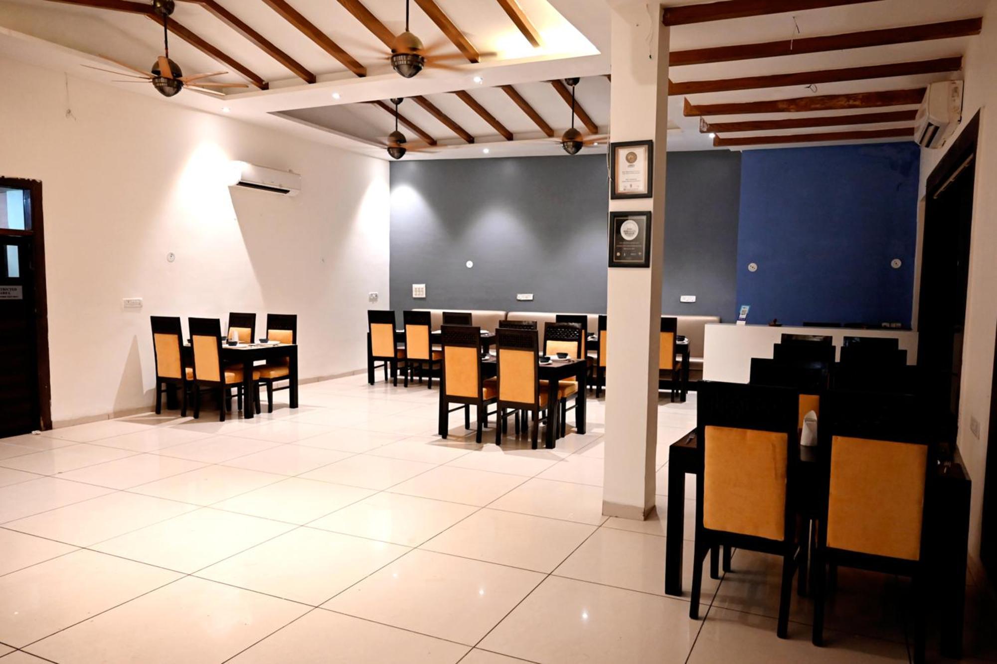 Hotel Badrika Inn Rewa ภายนอก รูปภาพ